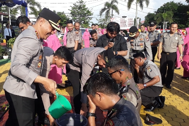Kegiatan Kenaikan Pangkat 33 Personel Langsung di Pimpin Oleh Kapolresta Tanjungpinang, Kombes. Pol. Hamam Wahyudi, SH., SIK.