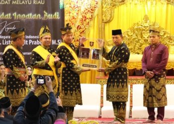 Kapolda Kepri Hadiri Prosesi Kapolri, Terima Anugerah Adat Ingatan Budi Dari Lam Riau:Simbol Kehormatan, Amanah, Moral, Dan Komitmen Kebangsaan