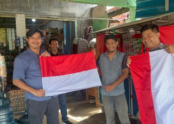 Ditresnarkoba Polda Kepri Bagikan Bendera Merah Putih Kepada Masyarakat