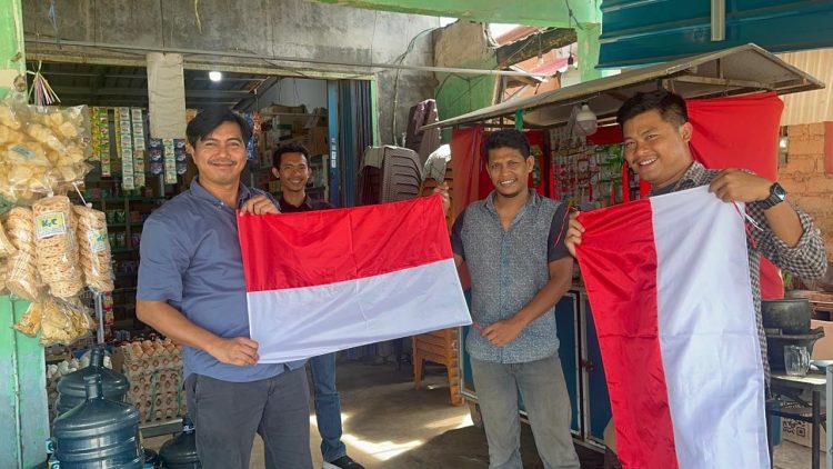 Ditresnarkoba Polda Kepri Bagikan Bendera Merah Putih Kepada Masyarakat
