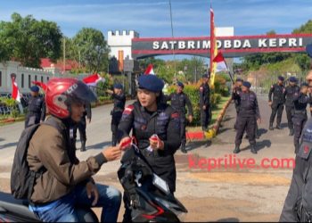 Sambut HUT RI KE – 80, Satbrimob Polda Kepri Bagikan 1.000 Bendera Merah Putih