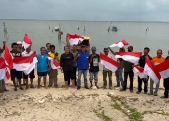 Ditintelkam Polda Kepri Bagikan Bendera Merah Putih Untuk Nelayan di Batam