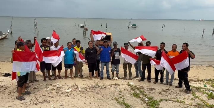 Ditintelkam Polda Kepri Bagikan Bendera Merah Putih Untuk Nelayan di Batam