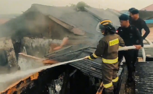 Respon Cepat, Satbrimob Padamkan Kebakaran Rumah Warga
