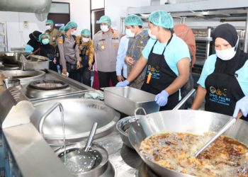 Kapolda Kepri Bersama Ketua Ombudsman RI Tinjau Dapur SPPG