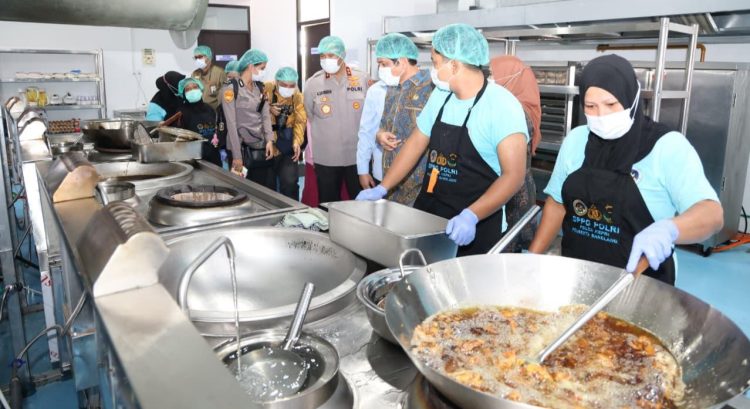 Kapolda Kepri Bersama Ketua Ombudsman RI Tinjau Dapur SPPG
