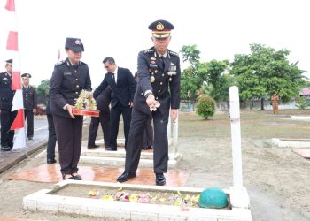 Polda Kepri: Laksanakan Upacara Ziarah Dan Tabur Bunga Peringati Hari Pahlawan ke-80 Tahun 2025