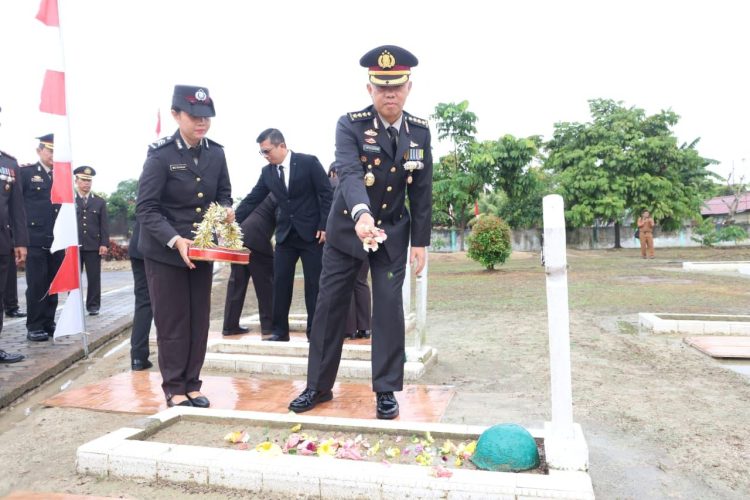 Polda Kepri: Laksanakan Upacara Ziarah Dan Tabur Bunga Peringati Hari Pahlawan ke-80 Tahun 2025