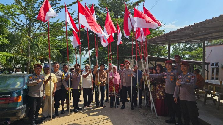 Ditreskrimsus Polda Kepri Bersama Masyarakat Pasang Bendera Merah Putih Dalam Rangka HUT RI KE-81 Tahun 2026